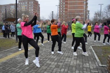 Танцуют все: душевно и с задором отметили День матери в Уссурийске