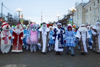 Шествие Дедов Морозов и Снегурочек в Магадане