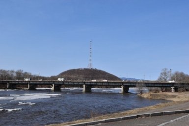Временный мост через Биру "протянут" в Биробиджане на время строительства нового перехода