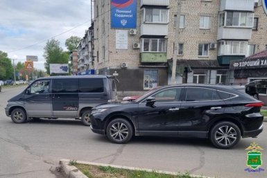 Не учел боковой интервал - причина ДТП с участием кроссовера и микроавтобуса в Биробиджане