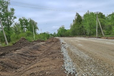 Три слоя асфальтобетона уложат на разбитой автодороге по ул. Индустриальной в Биробиджане