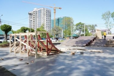Новыми горками для экстремалов оснащают скейт-парк Уссурийска
