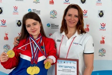 Сафина Фаткулина со своим тренером после получения 6 золотых медалей Краевая спортивная школа олимпийского резерва