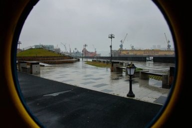 Одиноко и безлюдно выглядят в дождь популярные места Владивостока