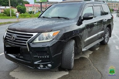 В Биробиджане Lexus не уступил дорогу на перекрестке и врезался в легковушку 