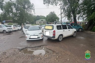 Сдавал назад и протаранил припаркованное авто водитель иномарки в Биробиджане 