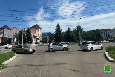 Две легковушки не поделили перекресток в центре Биробиджана 