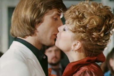 Места для поцелуев – ваши, если вспомните 7/7 фактов про кино СССР Кадр из фильма &quotЧародеи&quot (6+)