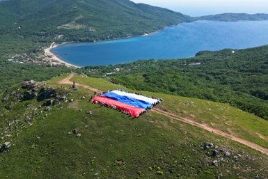 Триколор на полуострове Гамова в Приморье Агентство по делам молодежи Приморского края