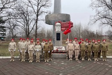 Юнармейцы в Приморье ухаживают за памятниками в рамках проекта &quotВерни Герою имя&quot Юнармейское движение Приморского края