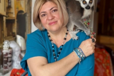 Мы часть её стаи: жительница Ставрополя спасла и приютила замерзающего лемура