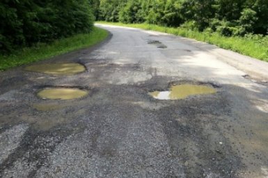 "Залатать" ямы и разработать техпаспорта на дороги в с. Птичник требует прокуратура ЕАО