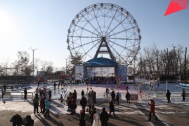 Самый большой на Дальнем Востоке каток открыли на набережной Хабаровска