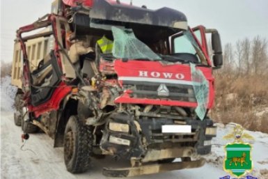 КАМАЗ вылетел на встречку и врезался в другой грузовик на трассе в ЕАО