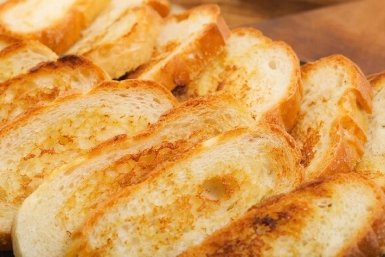 Нужен только чёрствый батон и молоко: моя бабушка готовила гренки только так - зажаристые, румяные, аппетитные