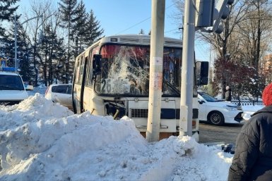 Пассажирский автобус врезался в столб у к/т "Родина" в Биробиджане, на месте две неотложки