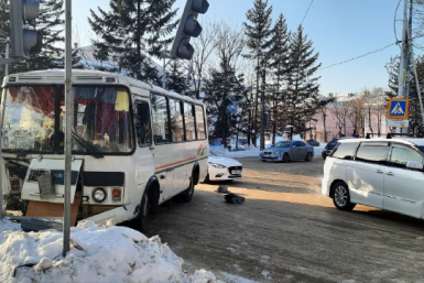 В аварии с пассажирским автобусом в Биробиджане есть пострадавшие – они в больнице