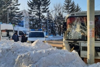 Минимум пять человек пострадали в ДТП с пассажирским автобусом в центре Биробиджана