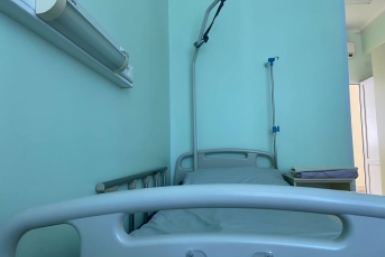 Упавшая из окна при пожаре жительница Сочи скончалась в больнице