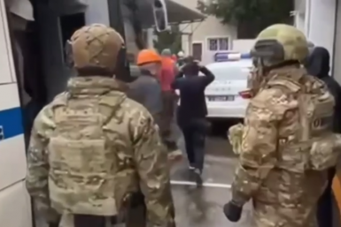 Полиция и ОМОН увезли в участок 33 работника со стройки в Сочи