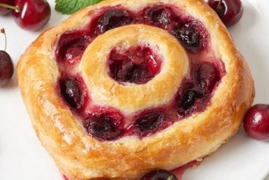 Рецепт выходного дня: Штрудель из лаваша с творогом и вишней