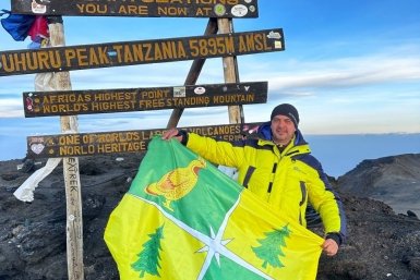 Альпинист развернул флаг Чунского района на вершине Килиманджаро Телеграм-канал (18+) мэра Чунского района Николая Хрычова