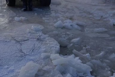 Егеря Борзинского заказника более 6 часов вызволяли автомобиль из ледяной ловушки