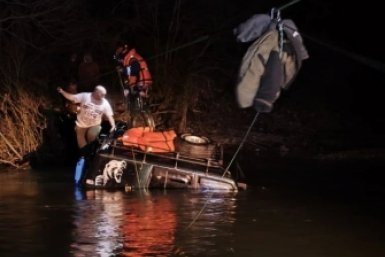Трое кубанцев ждали спасателей на крыше тонущей в горной реке машины