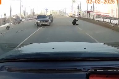 В Омске водитель легковушки вылетел из автомобиля после столкновения на перекрёстке