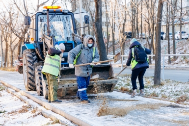 "Где обещанная уборка?": омичи раскритиковали дорожные службы за снежный коллапс