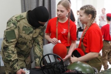 Школьники Уссурийска познакомились с работой взрывотехников и операторов БПЛА