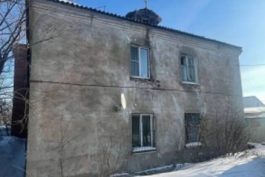 "Создает угрозу жизни": прокуратура требует расселить омичей из дома, где рухнул потолок