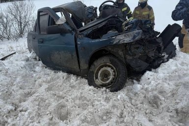Обломки по всей трассе: под Омском легковушка врезалась в фуру