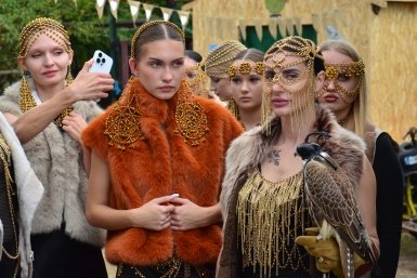 Современная мода предлагает дерзкий микс этники и современных мотивов Из архива Виктории Марченко