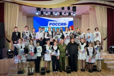 Первые паспорта и премии администрации вручили талантливым детям Уссурийска