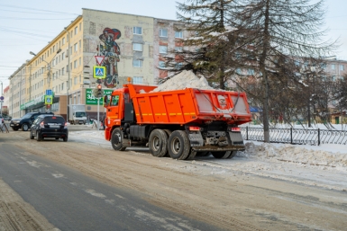 В Магадане продолжается расчистка от снега улично-дорожной сети Источник