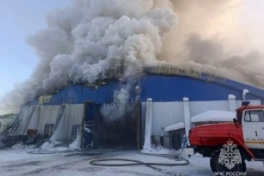 Крупный пожар уничтожил гараж в Якутии пресс-служба МЧС по Якутии