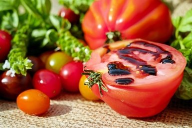 Дачники, это не томат, а стопудовый хит: собираю сахарные плоды массой до 2 кг, а урожай - до 10 кг с куста