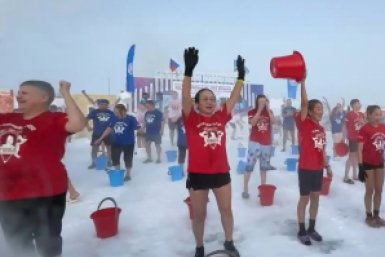 Тысяча смельчаков облились ледяной водой перед 23 февраля в Якутске Фото предоставлено организаторами акции