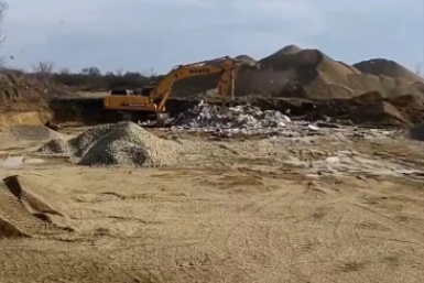 Очевидцы сняли, как грузовик мусором травит воду на Кубани