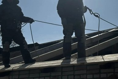 В ЕАО работники рисковали жизнью, ремонтируя крышу школы без средств индивзащиты