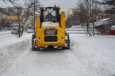 В Магадане продолжается расчистка от снега участков улично-дорожной сети Источник