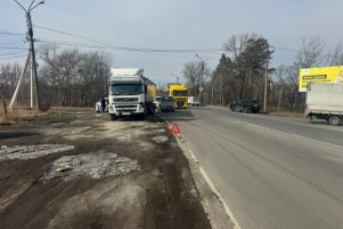 Два грузовика не разъехались на дороге в Уссурийске