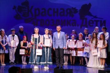 На Колыме состоялся заключительный концерт фестиваля &quotКрасная гвоздика. Дети&quot Источник