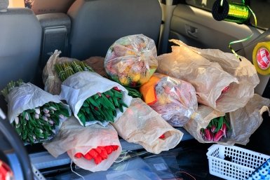 продажа цветов на улице из машины, день весны, 8 марта, Евгений  Кулешов, ИА PrimaMedia.ru