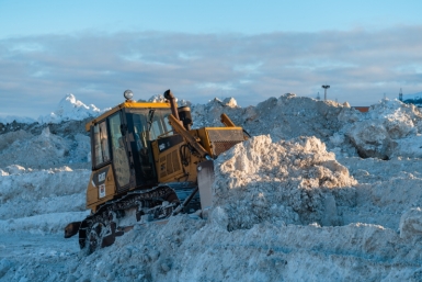 В Магадане продолжается расчистка от снега участков улично-дорожной сети Источник