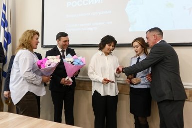 В администрации Находки прошла торжественная церемония вручения паспортов пресс-служба администрации НГО