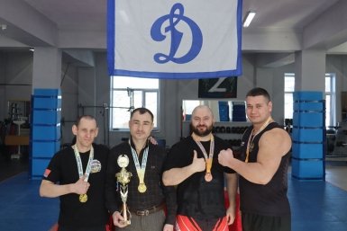 Сборная полицейских Колымы — призёр соревнований по гиревому спорту УМВД России по Магаданской области