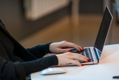 Тыва и Бурятия стали лидерами по доле женщин-предпринимателей Илья Аверьянов, ИА PrimaMedia.ru