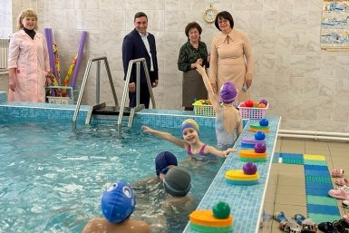 Тимур Магинский, в сопровождении начальника управления образования Евгении Мухамадиевой, проинспектировал работу бассейна в детском саду № 8 пресс-служба администрации НГО